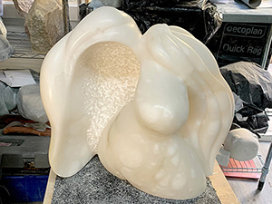 Isabelle Ardevol cours de taille de pierre a Lausanne , albatre, travaux d'eleves: sculpture de Sabine M.