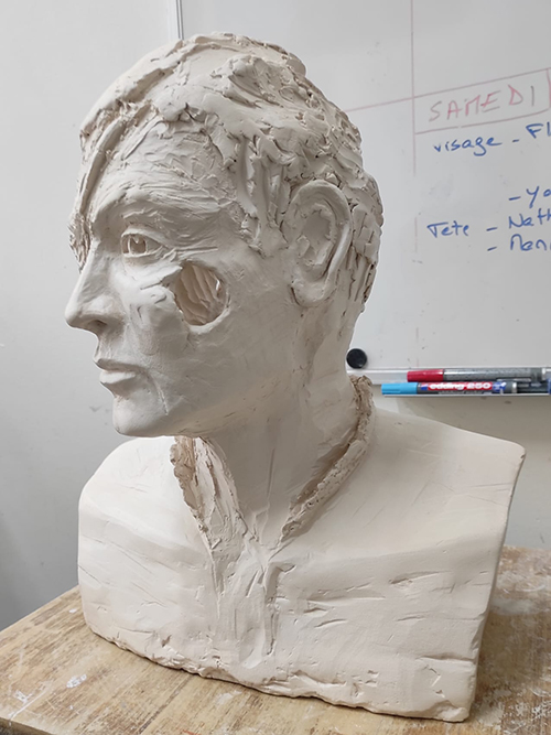 IZA - Isabelle Ardevol donne des cours de modelage en argile et de sculpture dans son atelier de Lausanne - sculptures d'eleves. Jerome C.