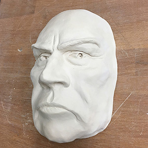 IZA - Isabelle Ardevol donne des cours de modelage en argile et de sculpture dans son atelier de Lausanne - sculptures d'eleves. Ricardo B.