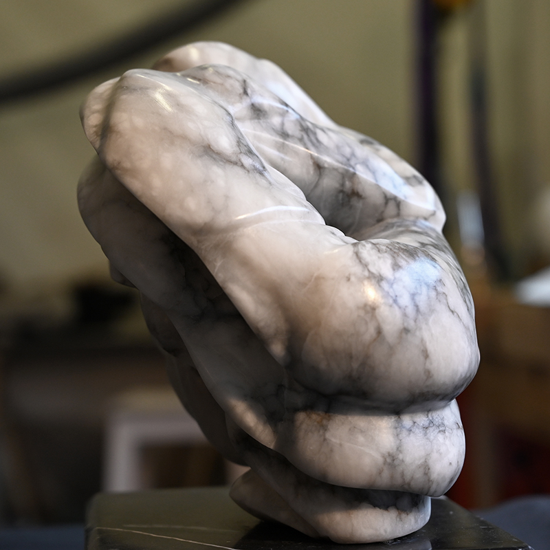 IZA, Isabelle Ardevol, sculpture en albatre appelée Creep - vue de profil - 2024