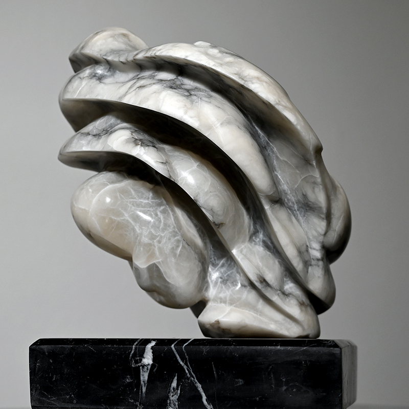 IZA, Isabelle Ardevol, sculpture en albatre appelée Creep - vue de profil - 2024