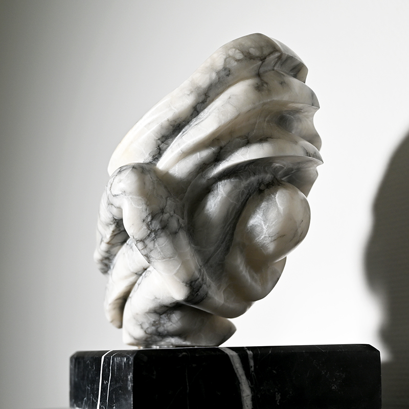 IZA, Isabelle Ardevol, sculpture en albatre appelée Creep - vue intérieure - 2024
