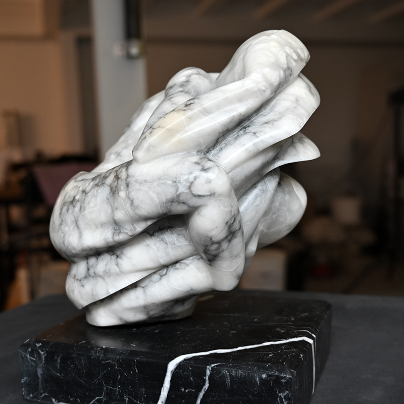 IZA, Isabelle Ardevol, sculpture en albatre appelée Creep - vue de profil - 2024