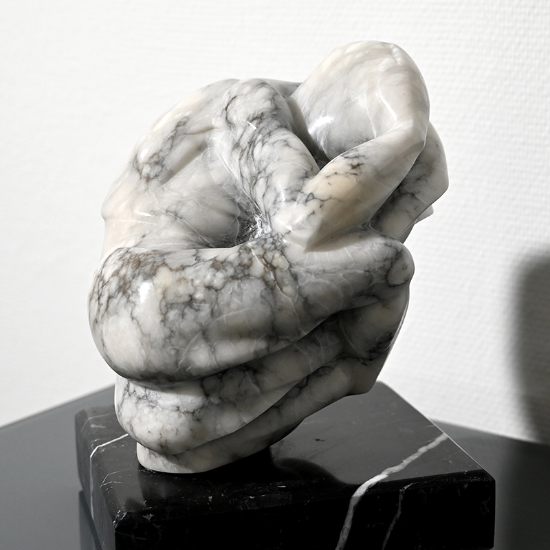 IZA, Isabelle Ardevol, sculpture en albatre appelée Creep - vue de face - 2024