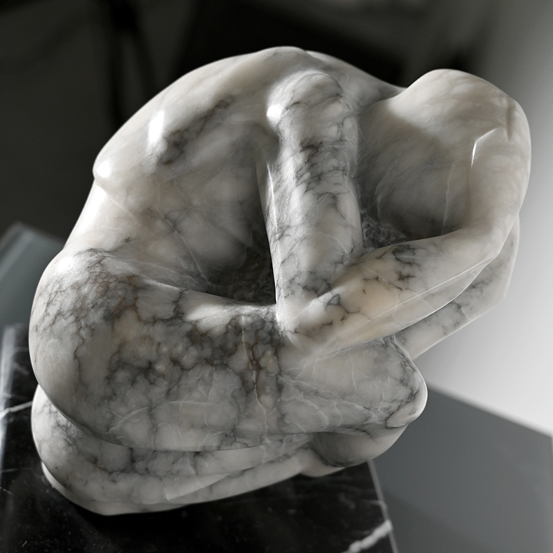 IZA, Isabelle Ardevol, sculpture en albatre appelée Creep - vue de face - 2024