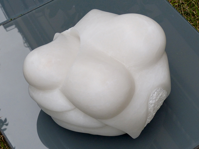 Sculpture en albatre appelée Double Je de IZA - Isabelle Ardevol - Sculpteur contemporain basé à Lausanne.  Plus d'info sur www.sculpteur.eu