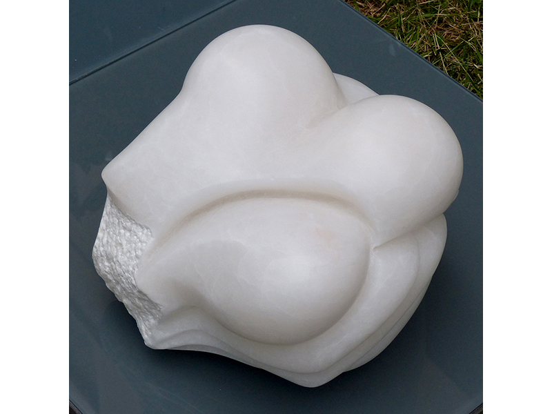 Sculpture en albatre appelée Double Je de IZA - Isabelle Ardevol - Sculpteur contemporain basé à Lausanne.  Plus d'info sur www.sculpteur.eu