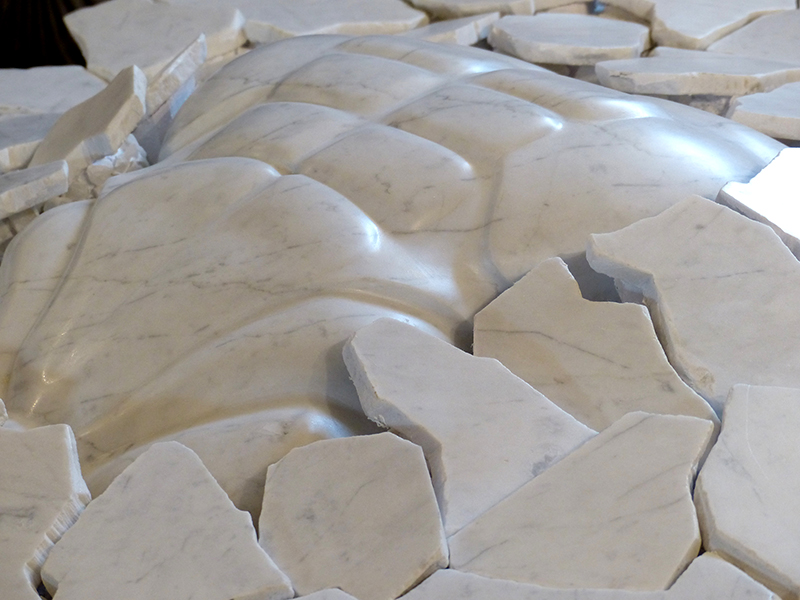 Sculpture en marbre blanc de Carrare appelée En-Terres Andalouses de IZA - Isabelle Ardevol - Sculpteur contemporain basé à Lausanne.  Plus d'info sur www.sculpteur.eu