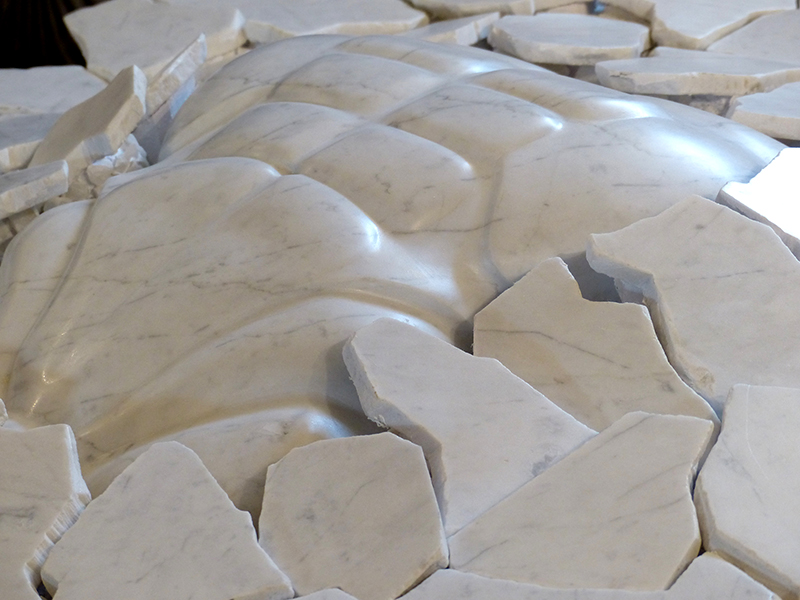 IZA, Isabelle Ardevol, femme artiste contemporain, sculpteure, sculptrice, art En-Terres Andalouses, serie En Terres confinees, marbre blanc de carrare - 2020
