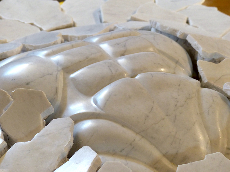 IZA, Isabelle Ardevol, femme artiste contemporain, sculpteure, sculptrice, art En-Terres Andalouses, serie En Terres confinees, marbre blanc de carrare - 2020