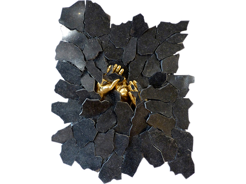 IZA, Isabelle Ardevol, femme artiste contemporain, sculpteure, sculptrice, art, Sculpture En-Terres Confinees, Granit noir, resine et feuille d'or 2020