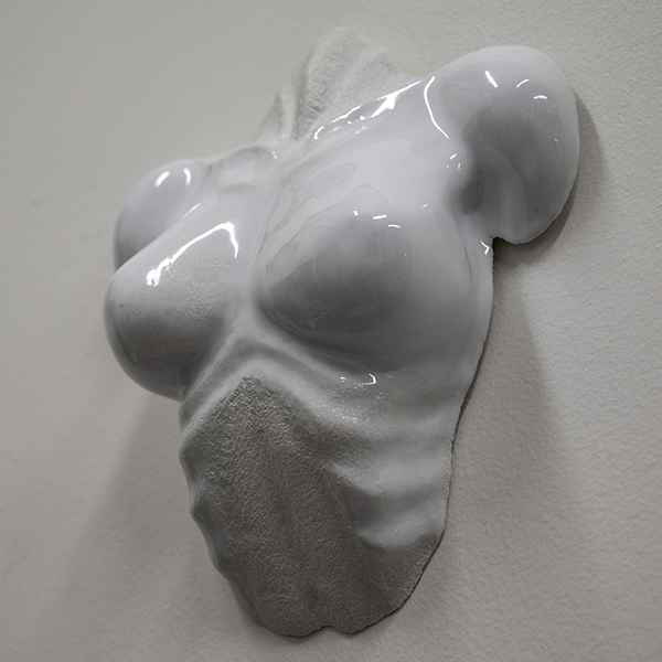 IZA, Isabelle Ardevol - Etats d'Ame, sculpture en porcelaine blanche émaillée- Vue de profil - 2024