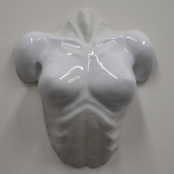 IZA, Isabelle Ardevol - Etats d'Ame, sculpture en porcelaine blanche émaillée - détail - 2024