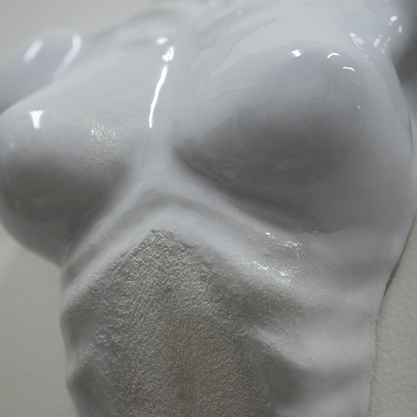 IZA, Isabelle Ardevol - Etats d'Ame, sculpture en porcelaine noire et blanche - vue de face - 2024