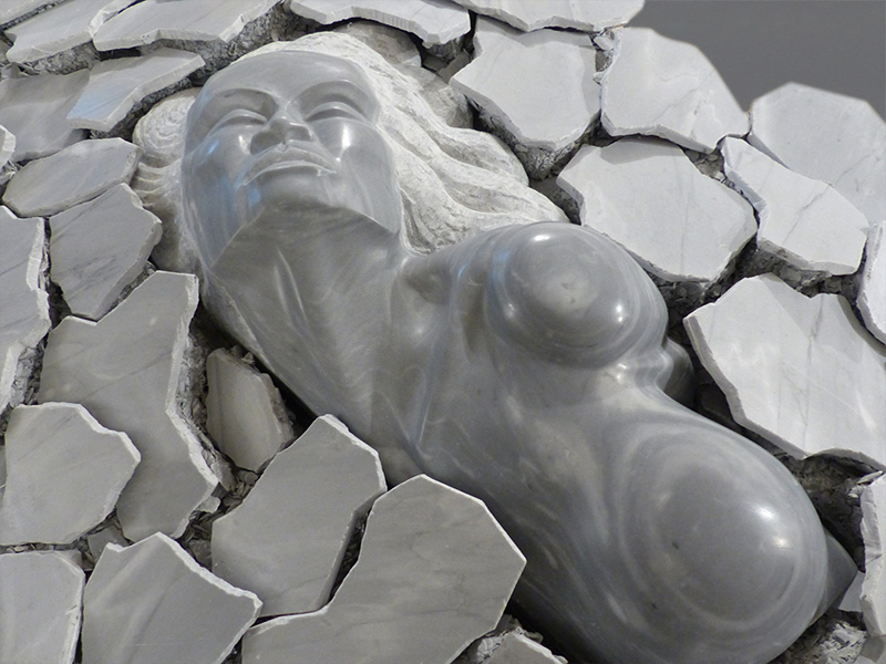Sculpture en marbre gris Bardiglio appelée Juste une larme - En Terres Tourmentées de IZA - Isabelle Ardevol - Sculpteur contemporain basée à Lausanne. Plus d'info sur www.sculpteur.eu