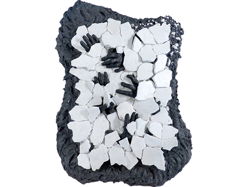 IZA, Isabelle Ardevol, femme artiste contemporain, sculpteure, sculptrice, art, Sang noir sous peau blanche, sculpture marre lanc de Carrare, resine et noir de fumée, serie En-Terres Chaotiques, 2020