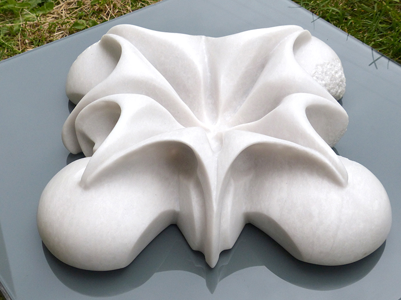 Sculpture en marbre blanc de Turquie appelée Temple Intérieur de IZA - Isabelle Ardevol - Sculpteur contemporain basé à Lausanne.  Plus d'info sur www.sculpteur.eu