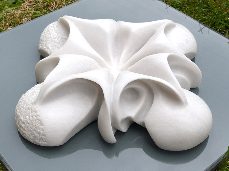 Sculpture en marbre blanc de Turquie appelée Temple Intérieur de IZA - Isabelle Ardevol - Sculpteur contemporain basé à Lausanne.  Plus d'info sur www.sculpteur.eu
