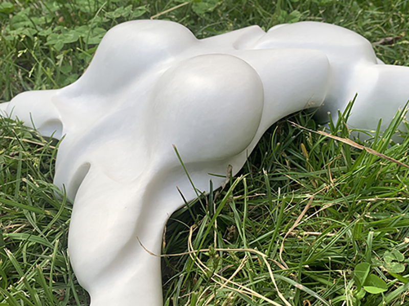 Sculpture en marbre blanc de Turquie appelée Variation sur Envol de IZA - Isabelle Ardevol - Sculpteur contemporain basé à Lausanne.  Plus d'info sur www.sculpteur.eu
