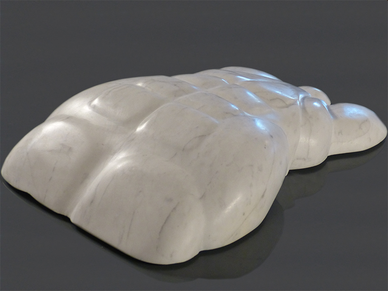 Sculpture en marbre blanc de Carrare appelée A nos loiintaines Amours de IZA - Isabelle Ardevol - Sculpteur contemporain basé à Lausanne.  Plus d'info sur www.sculpteur.eu