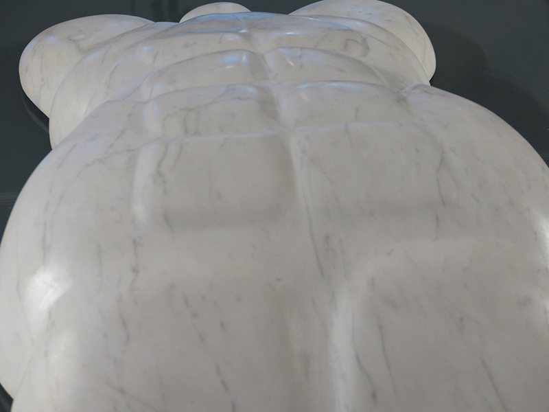 Sculpture en marbre blanc de Carrare appelée A nos loiintaines Amours de IZA - Isabelle Ardevol - Sculpteur contemporain basé à Lausanne.  Plus d'info sur www.sculpteur.eu