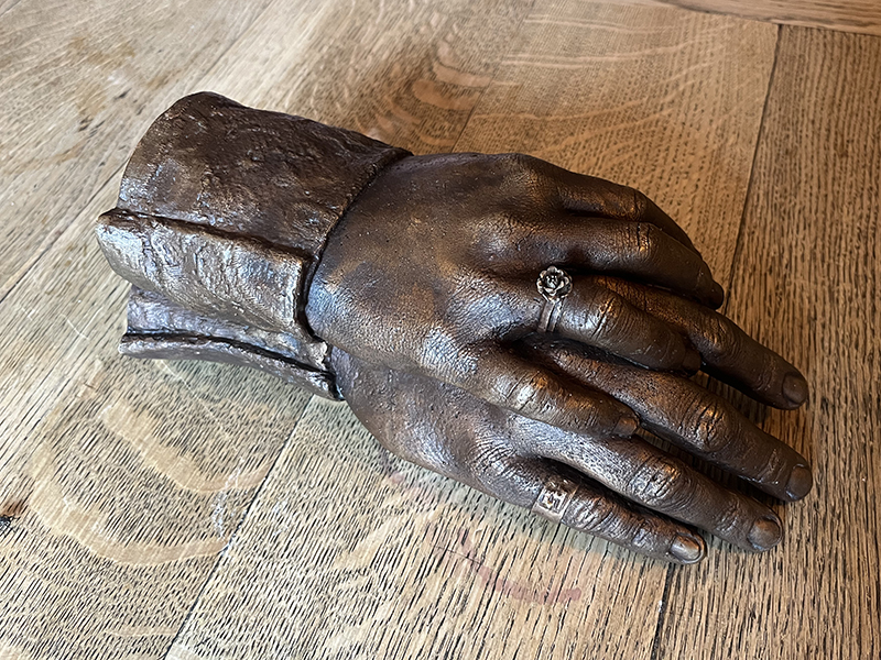 Isabelle Ardevol, hands casting bronze, 2019