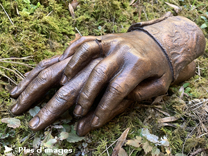 IZA, Isabelle Ardevol, femme artiste contemporain, sculpteure, sculptrice, art, 2 mains enlacées en Bronze 2019