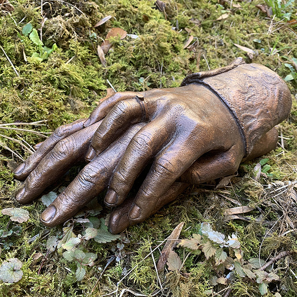 IZA – Isabelle Ardevol - moulages de mains d'un couple en bronze. Une autre façon d'envisager le portrait. Atelier de sculpture a Lausanne.