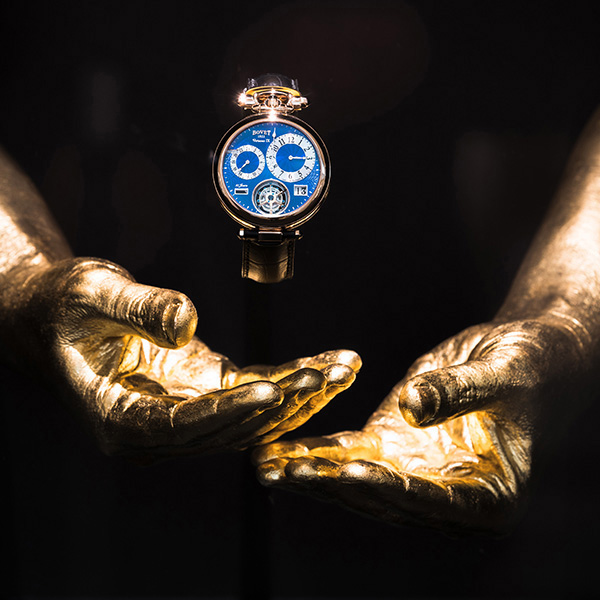 IZA - Isabelle Ardevol - Noulage de mains en resine dores a la feuille d'or. Exposition 2019 SIHH pour la marque horlogere Bovet