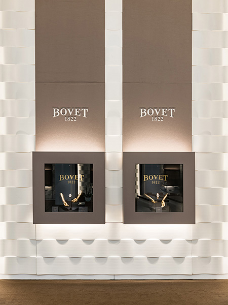 IZA - Isabelle Ardevol - Noulage de mains en resine dores a la feuille d'or. Vue generale stand Exposition 2019 SIHH pour la marque horlogere Bovet