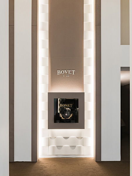 IZA - Isabelle Ardevol - Noulage de mains en resine dores a la feuille d'or. Vue generale stand Exposition 2019 SIHH pour la marque horlogere Bovet