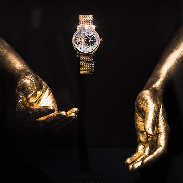 IZA - Isabelle Ardevol - Noulage de mains en resine dores a la feuille d'or. Exposition 2019 SIHH pour la marque horlogere Bovet