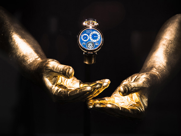 IZA - Isabelle Ardevol - Noulage de mains en resine dores a la feuille d'or. Exposition 2019 SIHH pour la marque horlogere Bovet