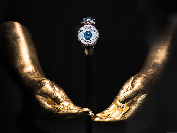 IZA - Isabelle Ardevol - Noulage de mains en resine dores a la feuille d'or. Exposition 2019 SIHH pour la marque horlogere Bovet