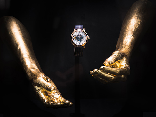 IZA - Isabelle Ardevol - Noulage de mains en resine dores a la feuille d'or. Exposition 2019 SIHH pour la marque horlogere Bovet