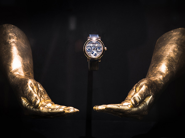 IZA - Isabelle Ardevol - Noulage de mains en resine dores a la feuille d'or. Exposition 2019 SIHH pour la marque horlogere Bovet