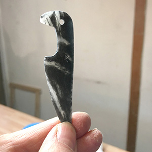 IZA -  Isabelle Ardevol donne des cours de taille de steatite dans son atelier de Lausanne. Voici des travaux d'eleves realises a l'atelier. pendentif de Kenny