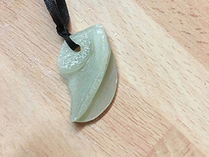 IZA -  Isabelle Ardevol donne des cours de taille de steatite dans son atelier de Lausanne. Voici des travaux d'eleves realises a l'atelier. pendentif de Line