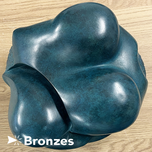 IZA, Isabelle Ardevol, femme artiste contemporain, sculpteure, sculptrice, art vers sculptures en bronze. Elle realise ses moules, cires et ciselures a partir de ses oeuvres originales en pierre. Sculpteure et art contemporain, Lausanne