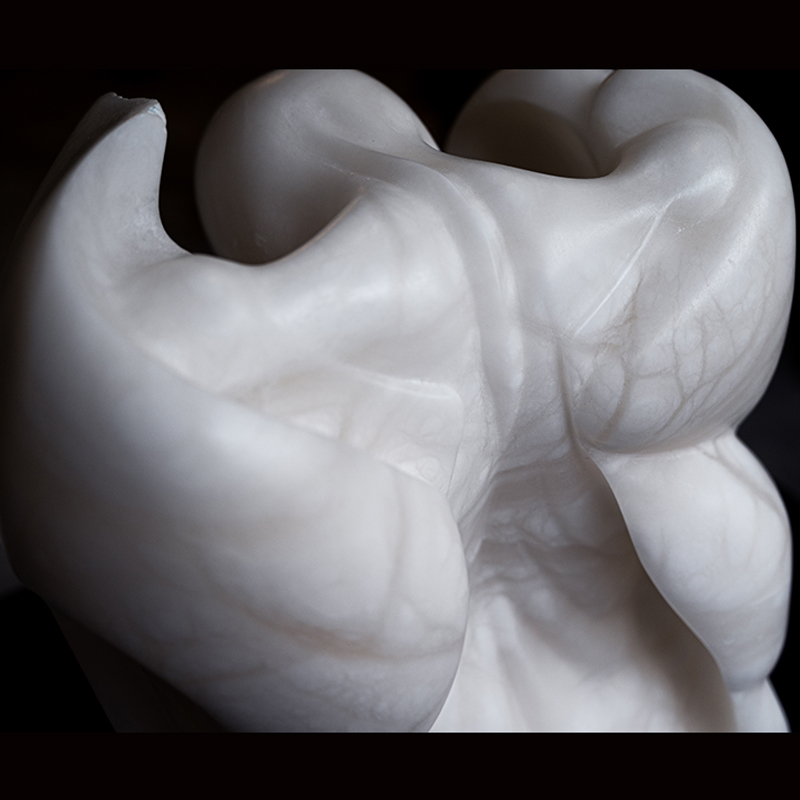 IZA, Isabelle Ardevol, sculpture en albatre appelée Poussée par le Vent - vue de détail - 2024