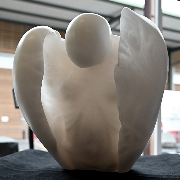 IZA, Isabelle Ardevol, sculpture en albatre appelée Poussée par le Vent - vue de face - 2024