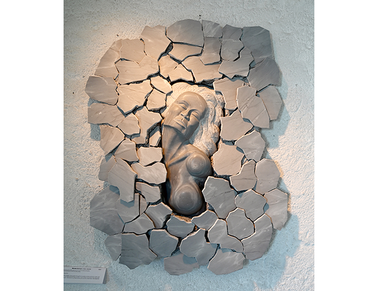 IZA, Isabelle Ardevol, femme artiste contemporain, sculpteure, sculptrice, art, Juste une larme, sculpture en marbre gris bardiglio, serie En-Terres chaotiques - 2021