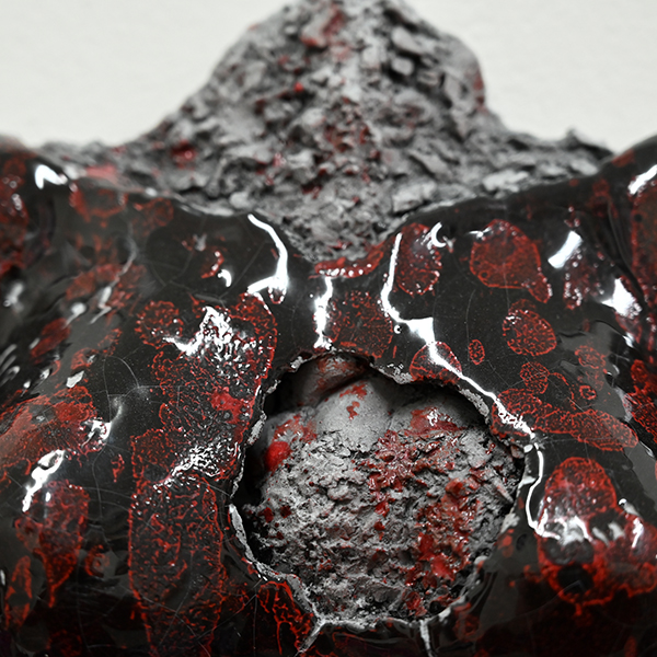 IZA, Isabelle Ardevol - Etats d'Ame, sculpture en porcelaine noire - vue de face - 2024