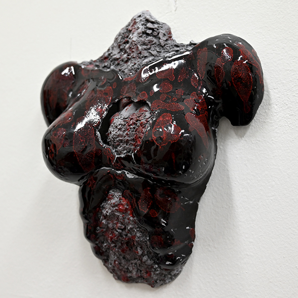 IZA, Isabelle Ardevol - Etats d'Ame, sculpture en porcelaine noire émaillée- Vue de profil - 2024