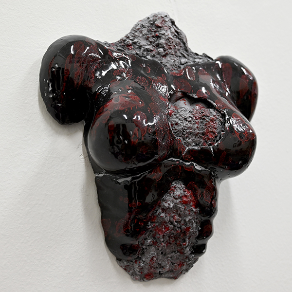 IZA, Isabelle Ardevol - Etats d'Ame, sculpture en porcelaine noire - vue de face - 2024