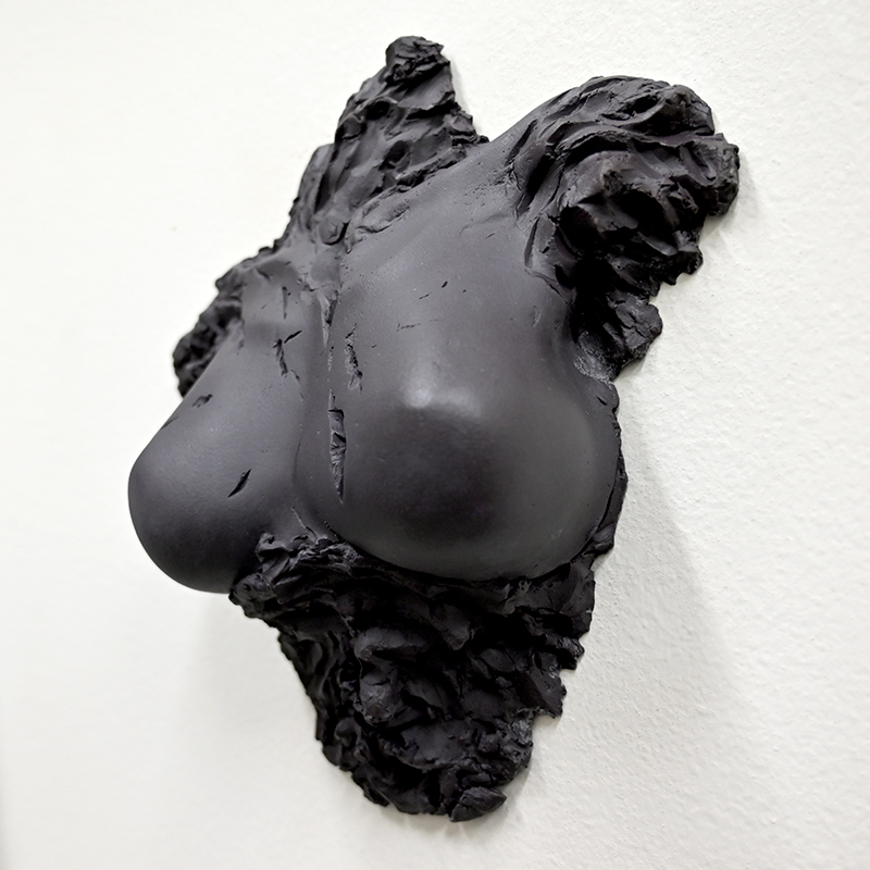 IZA, Isabelle Ardevol - Etats d'Ame, sculpture en porcelaine noire émaillée - détail - 2024