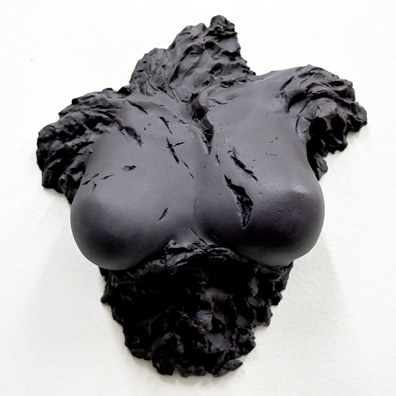 IZA, Isabelle Ardevol - Etats d'Ame, sculpture en porcelaine noire émaillée- Vue de profil - 2024