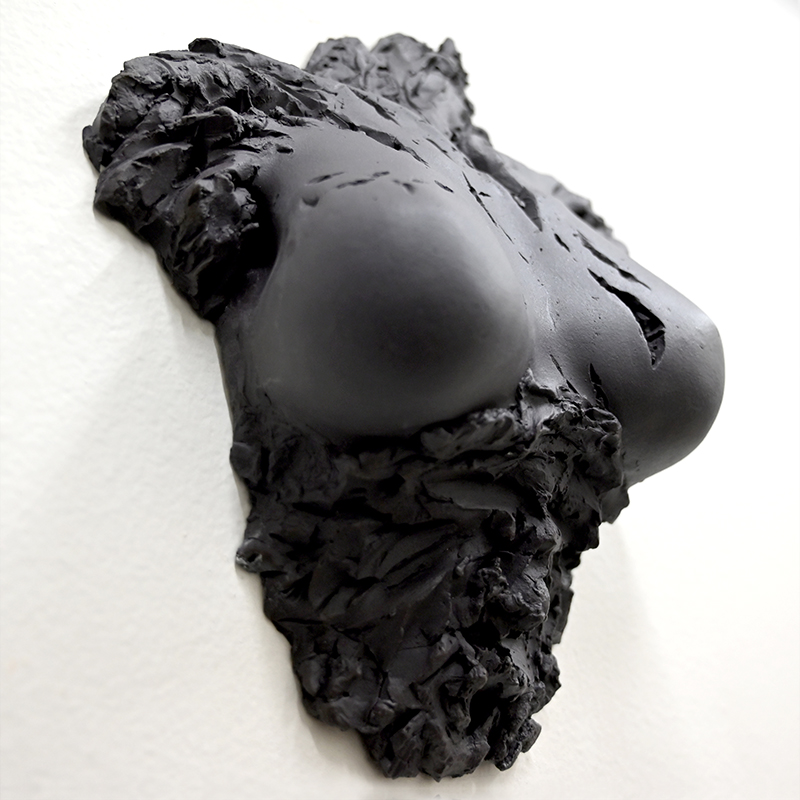 IZA, Isabelle Ardevol - Etats d'Ame, sculpture en porcelaine noire - vue de face - 2024