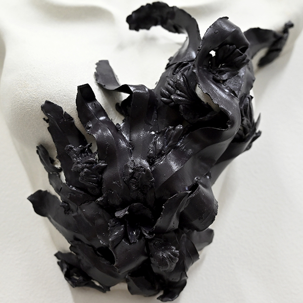 IZA, Isabelle Ardevol, femme artiste contemporain, sculpteure, sculptrice, art, Etats d'Ame, sculpture en porcelaine noire et blanche - detail - 2024