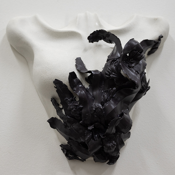 IZA, Isabelle Ardevol, femme artiste contemporain, sculpteure, sculptrice, art, Etats d'Ame, sculpture en porcelaine noire et blanche - vue de face - 2024